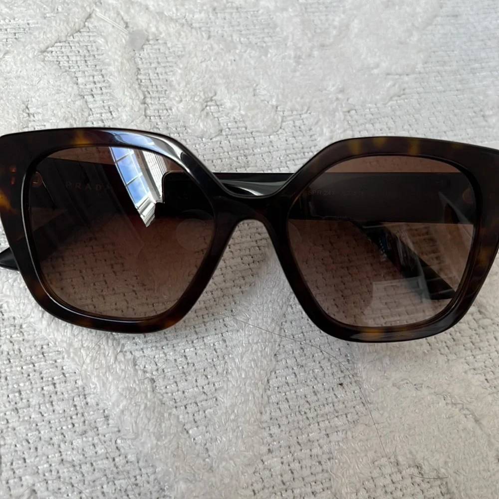 Prada sunglasses.Used on vacation for a wk decided they are too big for my face - Picture 5 of 6